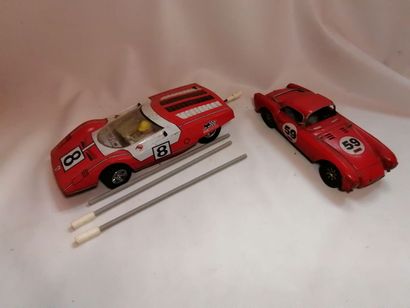 Lot de 2 voitures en tôle, Ferrari R12s,...