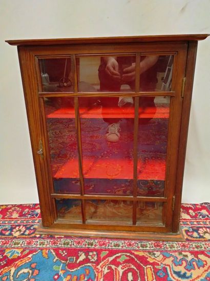 Petite vitrine ouvrant à une porte vitrée...