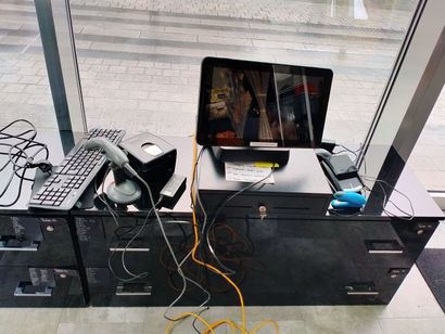 Un meuble de caisse avec matériels de caisse...