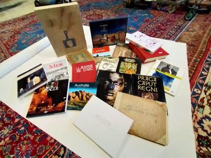 Un lot 19 livres comprenant un emboitage