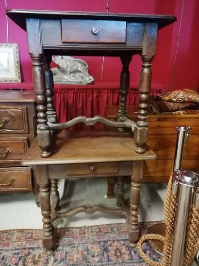 Paire de 2 tables, style Louis 13, ouvrant...