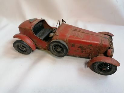 Voiture en tôle rouge en l'état, 39cm