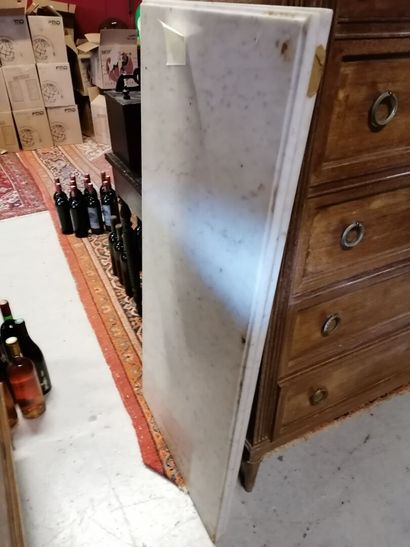 2 commodes à 3 tiroirs, dessus marbre, style...