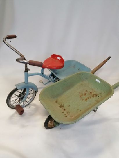 Lot d'une brouette en tole verte, 83 cm,...