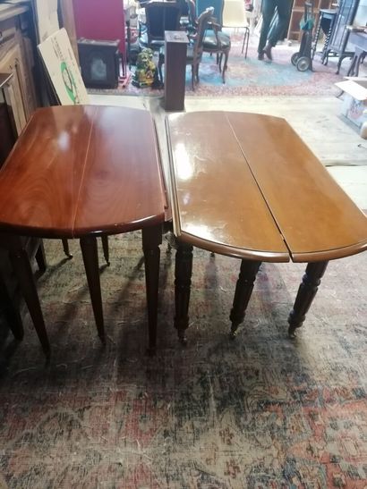 Ensemble comprenant: une commode 5 tiroirs,...