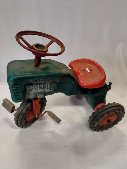 Tracteur à pédales vert et rouge, 74cm, année...