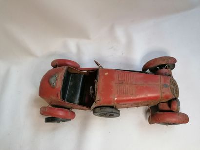 Voiture en tôle rouge en l'état, 39cm