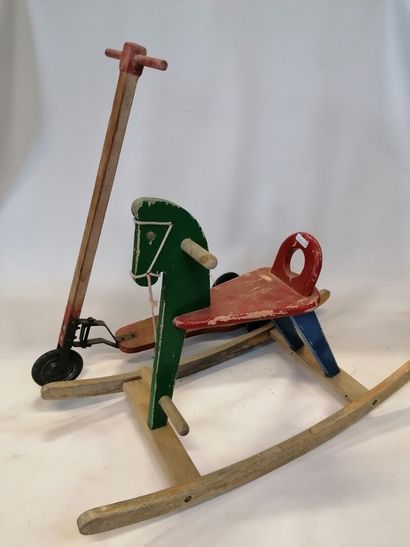 Lot d'un cheval à bascule vert, 80cm et d'une...