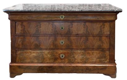 Commode quatres tiroirs en bois de placage...