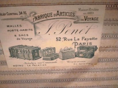 Une valise en carton 