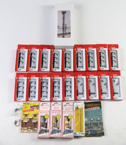 
Lot 23 boîtes, poteaux, signaux,






éclairage...