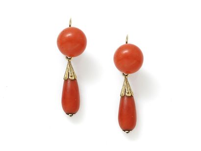 
Pair of earrings in gilded metal, decorated...