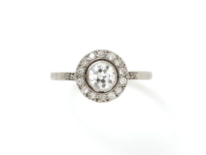 Delicate ring in platinum 850 thousandths...