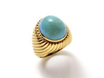 VAN CLEEF & ARPELS Mont.

Bague dôme en or...