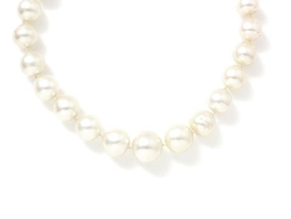 Collier composé d'une légère chute d'importante...