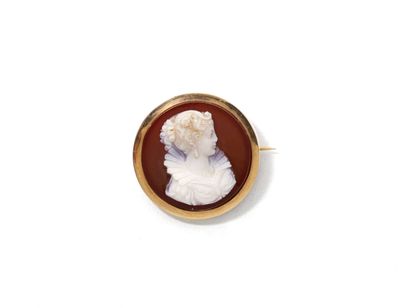 Round brooch in gold 750 thousandths, decorated...