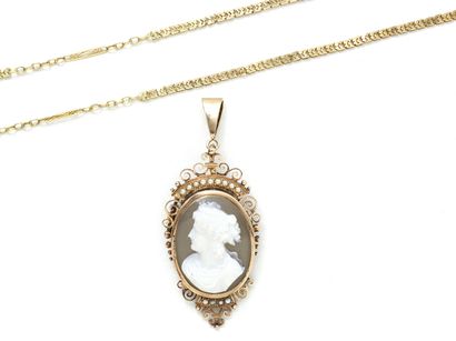 Pendant brooch in gold 750 thousandths, decorated...