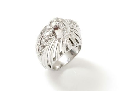 Bague dôme stylisée en or gris 750 et platine...