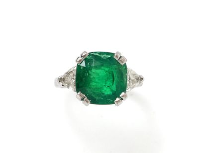 Bague en or gris 750 millièmes ornée d'une...