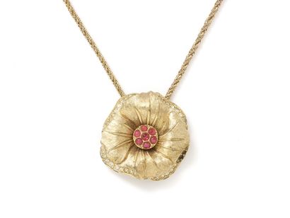 Chr. DIOR

Collier en métal doré, le pendentif...
