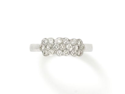 Ring in white gold 750 thousandth decorated...