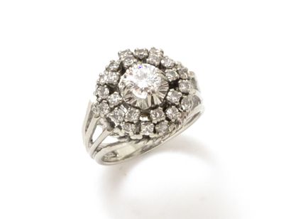 Ring in white gold 750 thousandths, the openwork...
