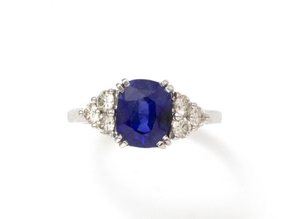 Bague en or gris 750 millièmes, ornée d'un...
