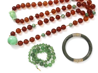 Lot composé de 2 colliers et d'un bracelet...