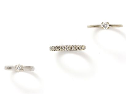 
Lot in white gold 750 thousandths, consisting...
