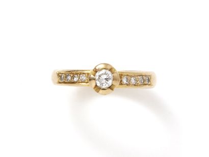 Ring in gold 750 thousandths, decorated with...