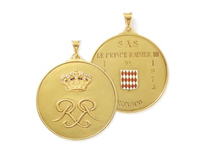 Pendant in gold 750 thousandths holding a...