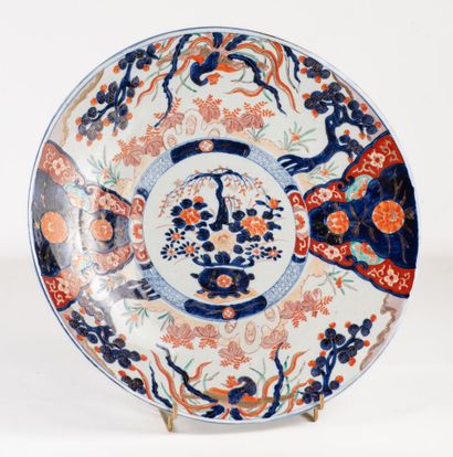 JAPAN. Large Imari dish (long hair under...