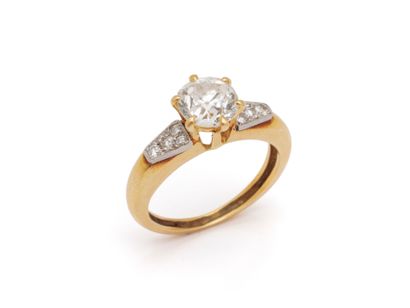 Ring in 750 thousandths gold set with a brilliant-cut...