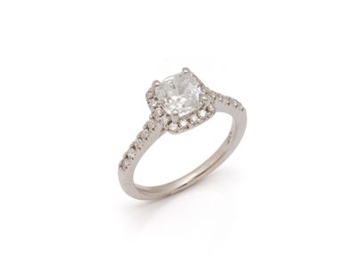 850 thousandth platinum ring set with a claw-set...