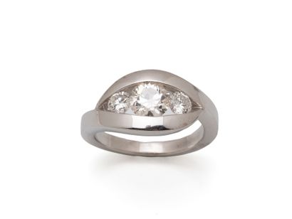 Stylized ring in 750 thousandths white gold...