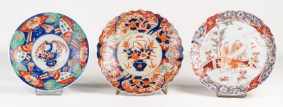 A set of three oval dishes in Imari porcelain...