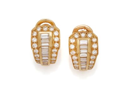 Pair of ear clips in 750 thousandths gold...