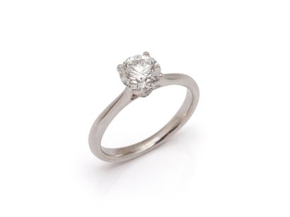 Ring in 750 thousandths white gold set with...