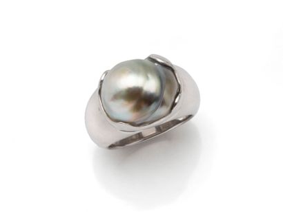 Ring in 750 thousandths white gold set with...