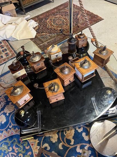 Un lot de 10 moulins à café en bois, en tôle,...