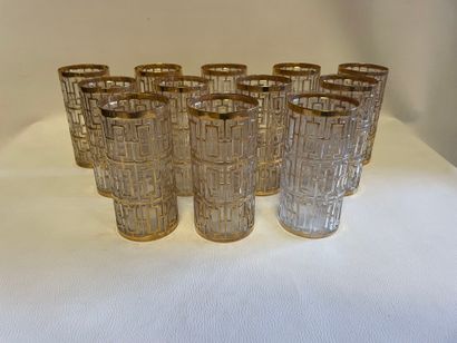 Un lot de 12 verres de bar dorés, de la marque...