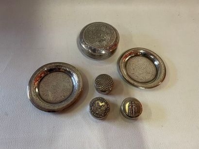 Lot argent étranger comprenant 3 boites à...