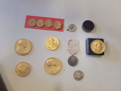 Un lot de 8 médailles religieuse en bronze...