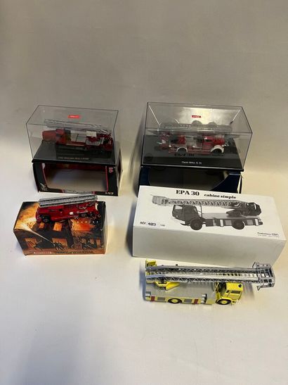 Un lot de 4 camions de pompiers à l'échelle...