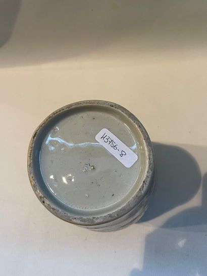 Vase à décor chinois, éclat sur le col, H.24...