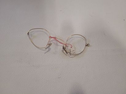 Une paire de monture de lunette en or, en...