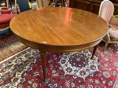 Une table ovale avec rallonges de style Louis...