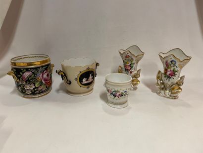 Un lot comprenant : deux cache pots en porcelaine...