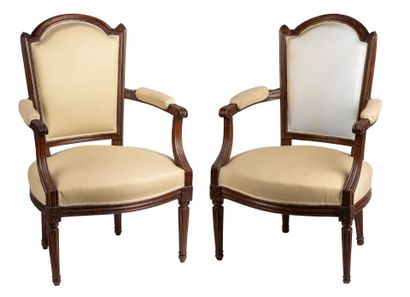 Une paire de fauteuils de style Louis XV...