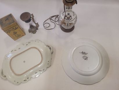Lot de 4 objets comprenant un lampe dans...